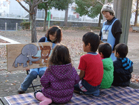 屋外での読み聞かせの様子2